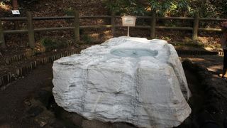 水の湧き出る大理石