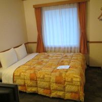 ダブルベッドとテーブルの隙間が広いのでわりとゆったりできます