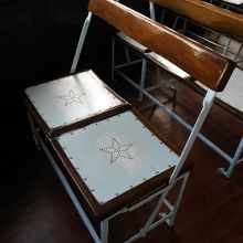 椅子の座面には★マークが