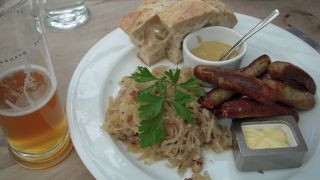 チボリ公園の入り口付近にあるビヤホールで、夕食を食べました。