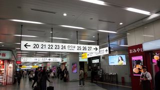 たくさんの売店と休憩処があって広々した構内