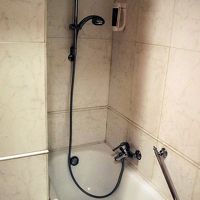 ガラスの仕切りがないので、シャワーが使いづらかった