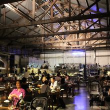 倉庫をリノベーションした店