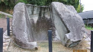 不思議な石造物