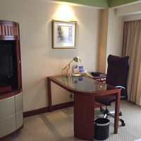 デスクの椅子敗れて骨組みが飛び出ていた