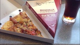 空港内のピザ専門店