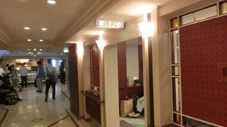 真中から後ろ寄りの広い椅子席、 中央から前の2等室、2階の1等席、最前部のひら部屋。