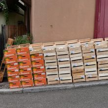 店の裏の工房前にフルーツの木箱が一杯積んでありました