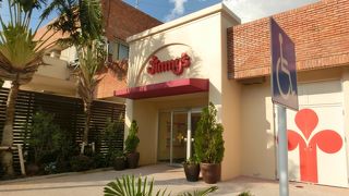 海外色の強いスーパー。珍しいものが置いてあってみてるだけで楽しいです。