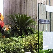 大きな鳥のオブジェが目印です。