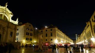 夜はロマンチックな通り