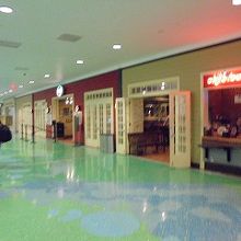 搭乗エリア付近の床はエメラルドグリーン