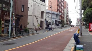 鴎外記念館の前の緩やかな坂道。