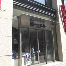 中央通り側の出入口