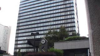 黒いガラス張りの外壁が特徴的な超高層ビルです