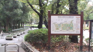新宿副都心の近くにあって多目的に楽しめる公園です
