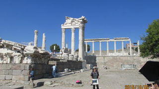 アクロポリス遺跡には白い大理石の円柱が復原されています。