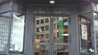 新橋の外堀通りに面して、１２０年も続く堀商店の建物があります。