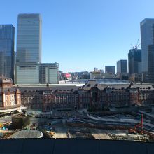 昼の東京駅丸の内駅舎です。