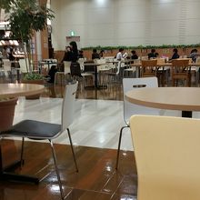 大きなフードコート。平日夜だったんで、ゆったり。