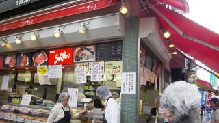 吉祥寺に行ったときは必ずメンチカツを買いに行きます