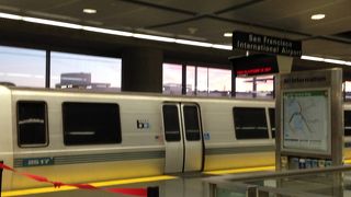 市街や空港へ便利な電車ですが、券売機近くをうろつく人には注意してください。