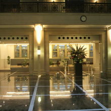 明治生命館のラウンジとして一般公開されている一角です。