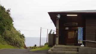 島の南側に位置し、観光客少なめ