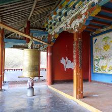 マニ車がある中寺内部