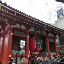 観光客で賑わっています