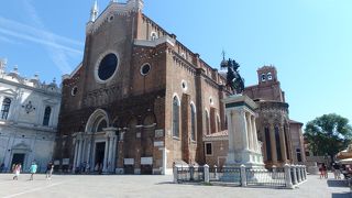 ヴェネツィアの総督のほぼ全員の葬儀はここで開催された教会