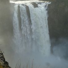 晴れていても風向きによっては大量の水しぶき