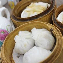 手前はエビ蒸し餃子。大人気なので見つけたら素早くＧＥＴ！