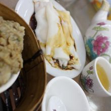 真ん中はエビの腸粉。やわらかい生地にエビがいっぱい。