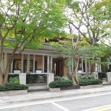 通りの向かい側から