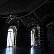 柱や壁が何やら立体的に見えます。