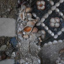 化石や貝殻がぎっしりとはめ込まれています