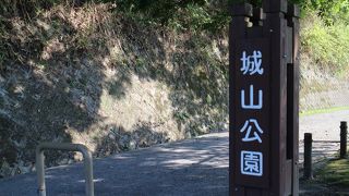 標高107メートルの小高い山