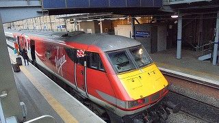 谷にある駅。ロンドン行きの列車も発着