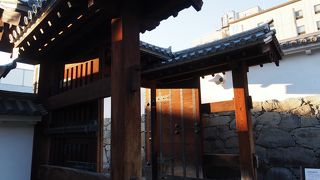 甲府駅から一番近い門です