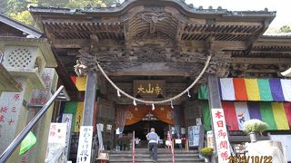 「関東三十六不動札所　一番霊場雨降山　大山寺」で、関東では成田不動尊、高幡不動尊と合わせ関東三大不動尊といわれています。