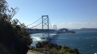 なると大橋のたもと