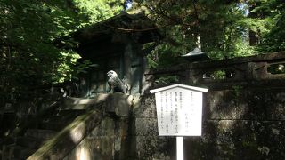 奥社宝塔へ通じる門