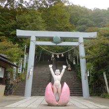 桃太郎像と鳥居