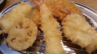 ご飯おかわり自由の天麩羅定食700円