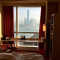 部屋の窓から真正面に背高ノッポのリッツカールトン香港が見える部屋でした！