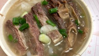 噂の牛バラ肉麺でしたが。。。