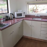 キッチン　食器や調理器具、大きな冷蔵庫も揃っている。