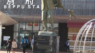 別府駅東口前にあります