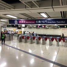 尖東駅。尖沙咀駅とも地下道で繋がっていて便利